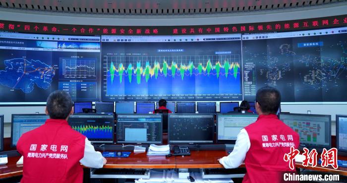 圖為國(guó)網(wǎng)青海電力調(diào)控中心工作人員正在監(jiān)控清潔能源發(fā)電情況實(shí)時(shí)成分。　王國(guó)棟 攝